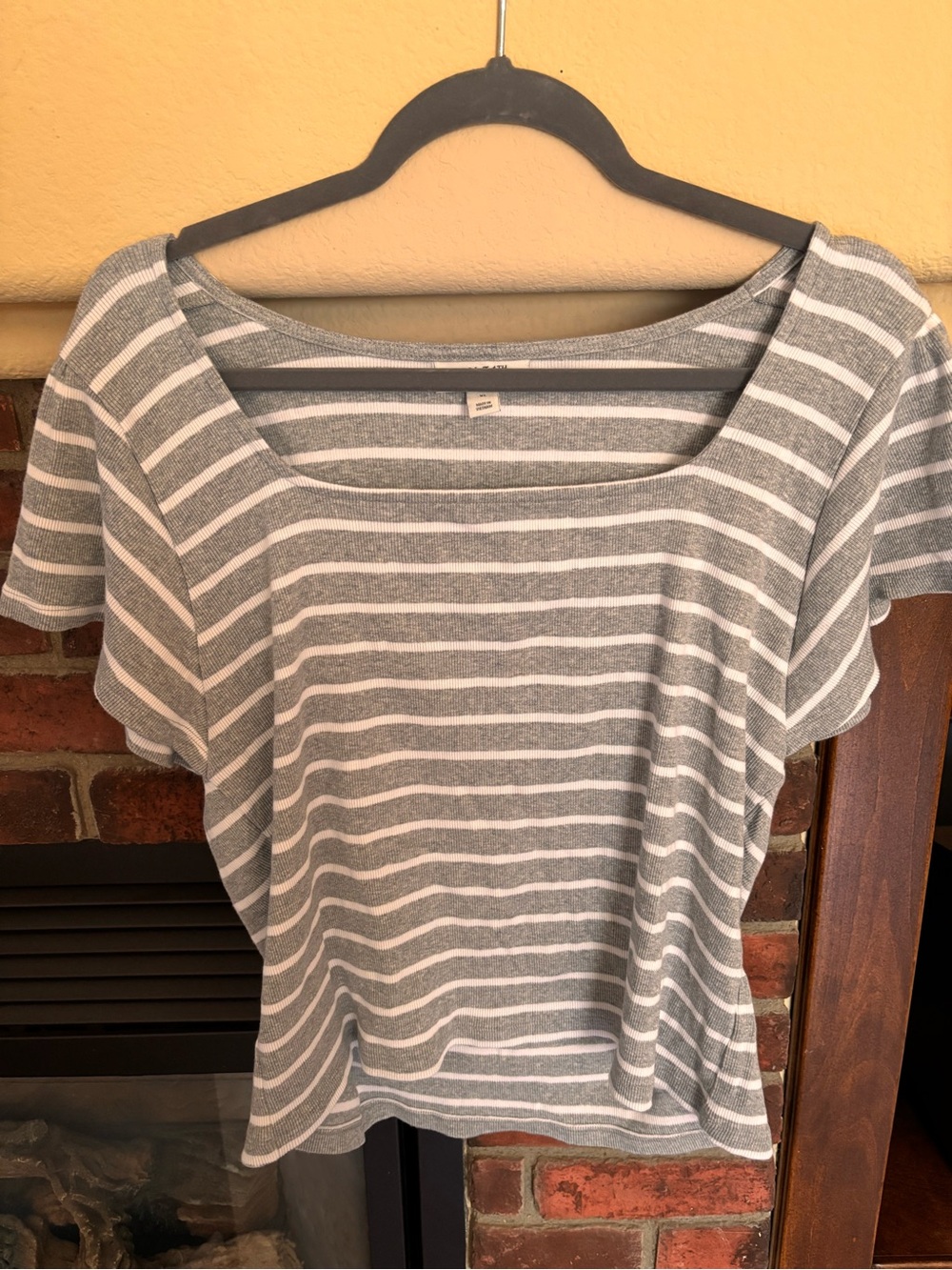 Striped Scoop-Neck Short Sleeve Top in Gray and White